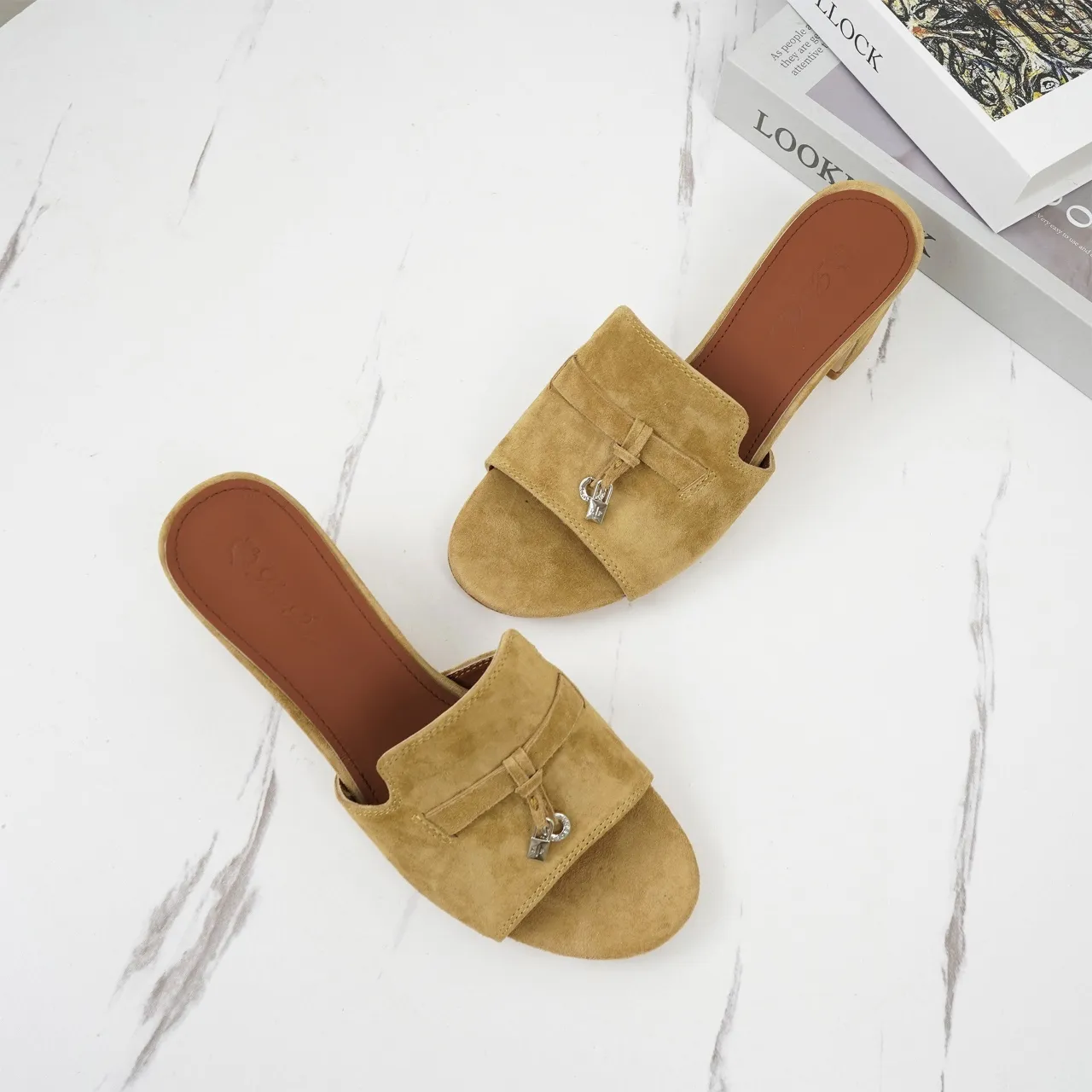 👟👟Ex-factory price 440👟👟 Genuine leather sole +30 suede sheepskin slippers with a strap decorated with Loro Piana My Charms charms and decorated with tone-on-tone stitching. Sophisticated and feminine, it pairs well with both city and resort looks. For those looking for an elegant upgrade, the summer glamor slipper is known for its slim open-back silhouette. size: 35-44 (custom-made sizes 43 and 44 are non-returnable) Upper: imported suede sheep leather (sheep), cowhide ostrich pattern, cowhide snake pattern Lining: imported high-grade mixed sheep silk Heel height: 5.5CM
